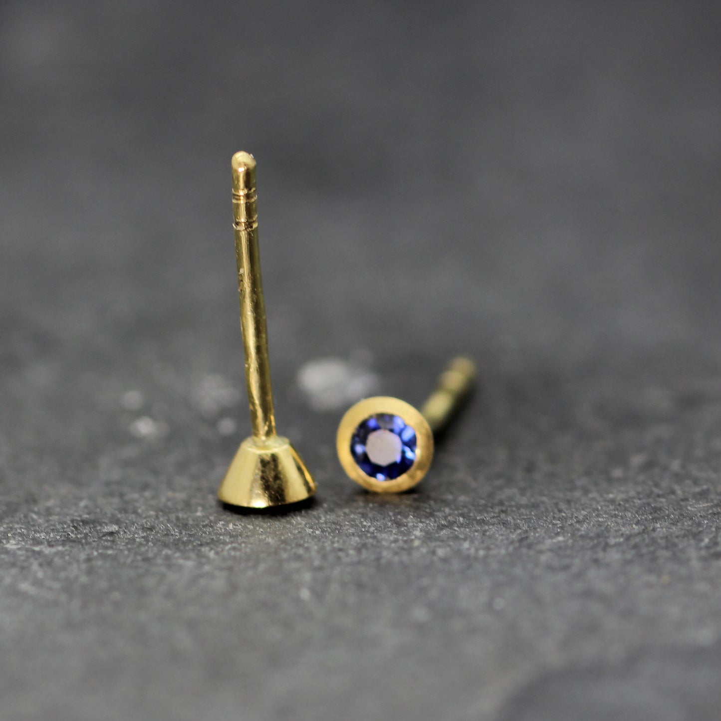 JS 18ct Gold and Blue Sapphire Earring Studs