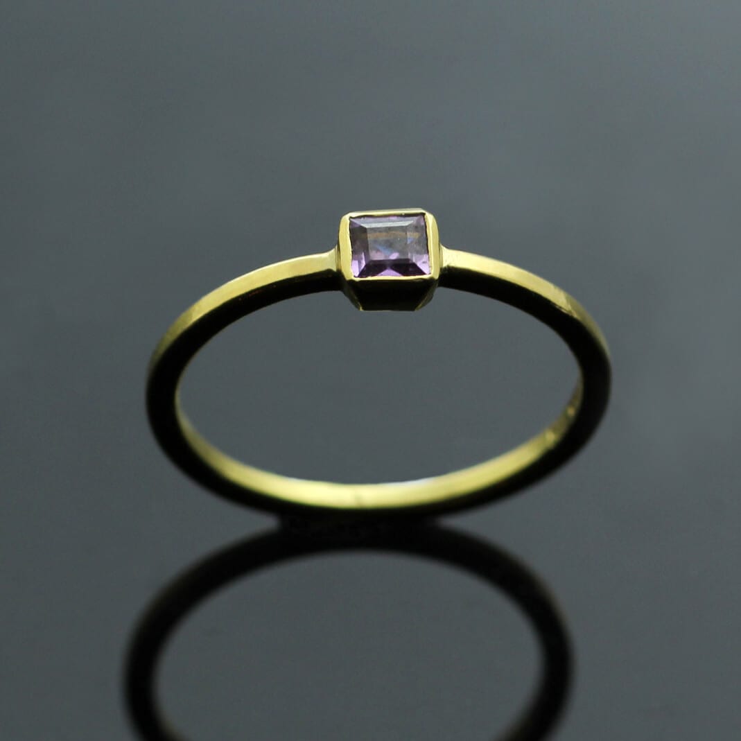 SQUARE CUT PURPLE SAPPHIRE SET IN 18CT YELLOW GOLD
